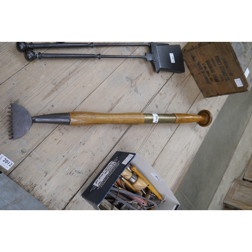 2014 - An oak and brass telescopic carpet stretchers tool  (R) £0  (E) £10-20