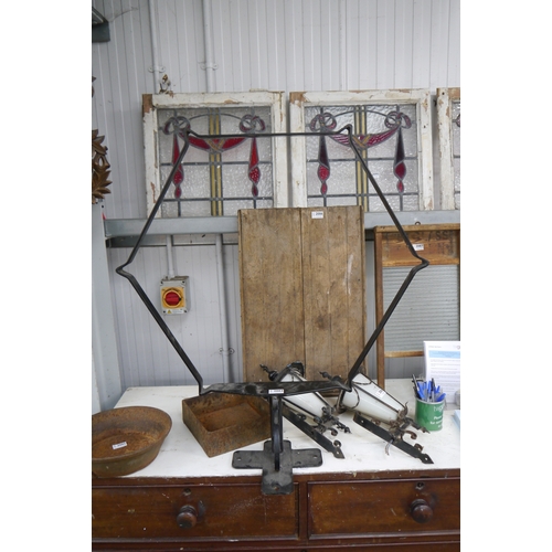 2084 - A wrought iron wall mounting lantern frame   (E) £8-12