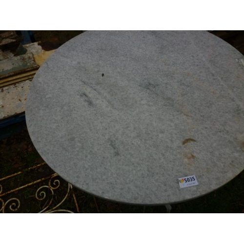 5035 - A cast iron based, round marble top table, 28