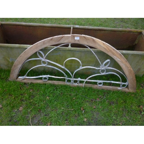 5083 - A Georgian wooden fan light window frame