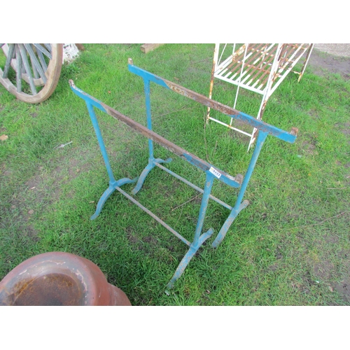 5122 - A pair of cast iron trestles