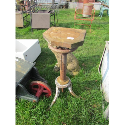 5143 - A cast iron tripod table base