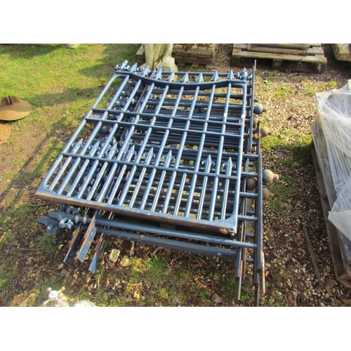 5167 - A pallet of cast iron arrow top railing and gate, railing 45