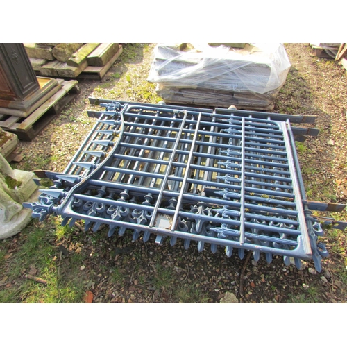 5167 - A pallet of cast iron arrow top railing and gate, railing 45