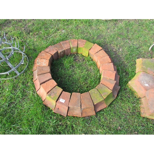 5172 - A decorative circular brick border