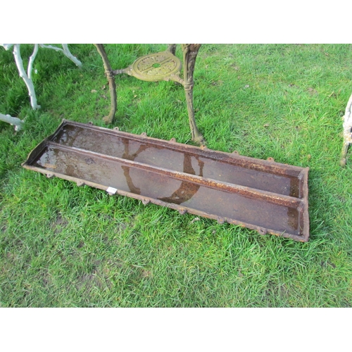 5183 - A cast iron feed trough