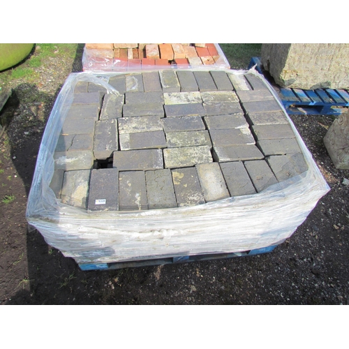 5320 - A pallet of approx 540 black glazed floor bricks  (R)  £500