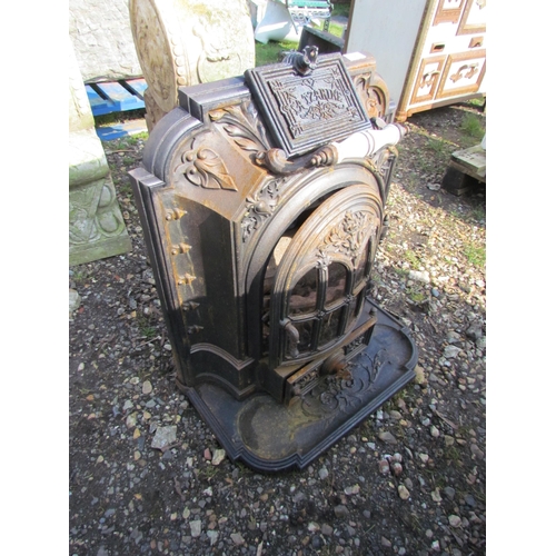 5371 - An early 20th Century 'La Tzarine' stove with replaced mica to door  (E)  £40-60