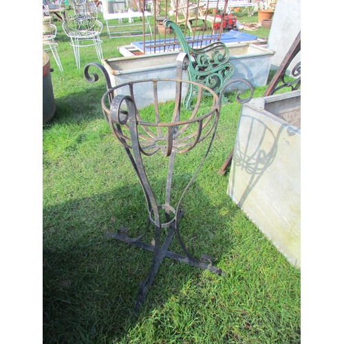 5404 - A wrought iron pot stand