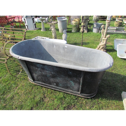 5456 - A French zinc bath on castors