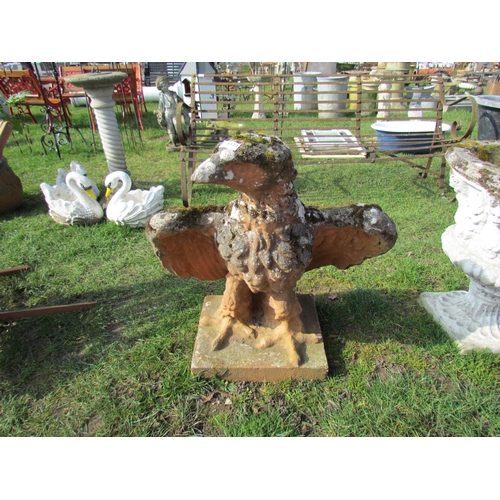 5473 - A red sandstone eagle gate post finial, 32