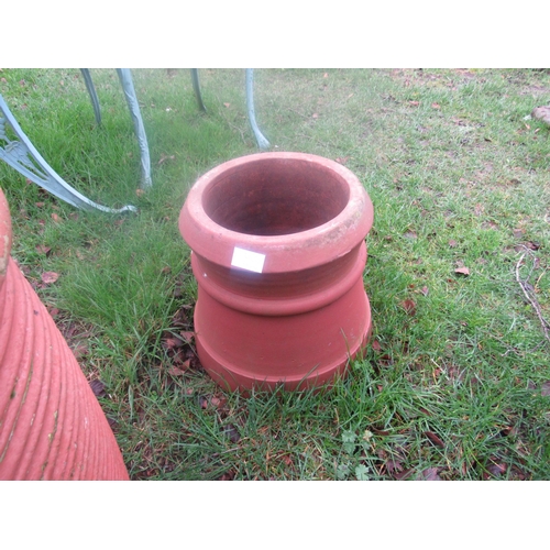 5066 - A squat form chimney pot, 12