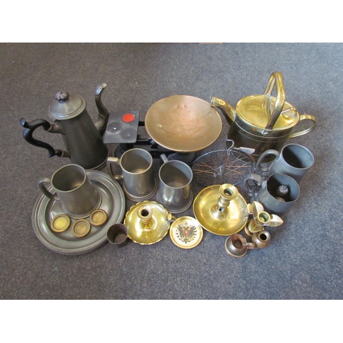 1151 - A box of metalwares to include pewter tankards, conservatory brass watering can, brass chamber stick... 