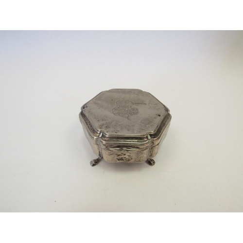 1299 - A Danish solid 830 grade silver hexagonal shaped trinket box on four legs, with engraved floral desi... 