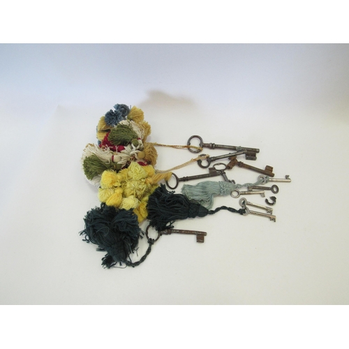 1331 - Small quantity of keys and tassel fobs