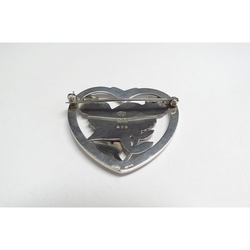 7102 - A Georg Jensen heart shaped brooch with bird by Arno Malinowski #239, 14.6g