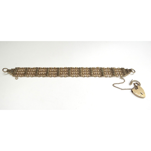 7086 - A 9ct gold gate bracelet, with padlock clasp, 18cm long, 19.6g