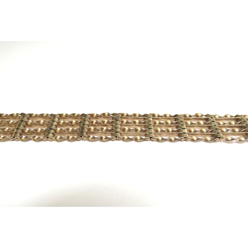 7086 - A 9ct gold gate bracelet, with padlock clasp, 18cm long, 19.6g