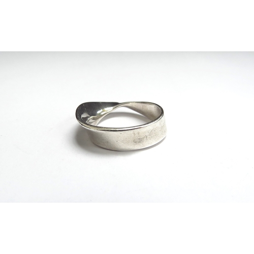 7104 - A Georg Jensen silver Mobius ring designed by Torun Bulow-Hube, #148. Size M, 3.9g, boxed