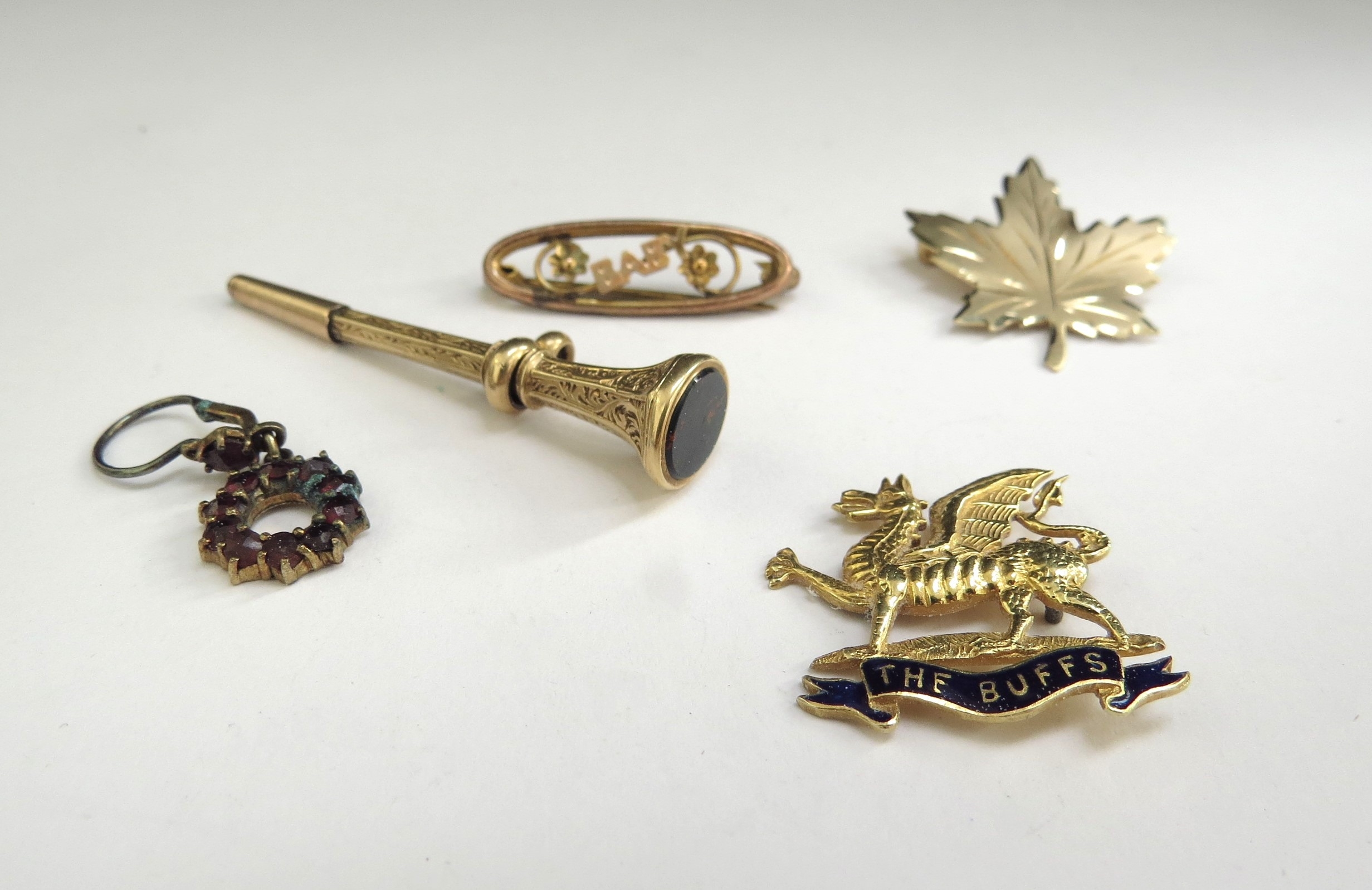 A gold leaf brooch, 10k, "The Buffs" regimental brooch (no pin) gold