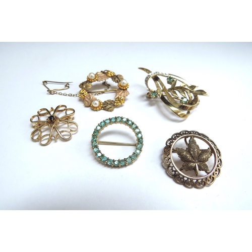 7080 - Five gold brooches, emerald and diamond, three tone gold and pearl wreath, emerald etc 9ct and 10k, ... 