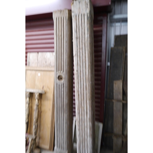 2114 - A pair of Georgian pine columns