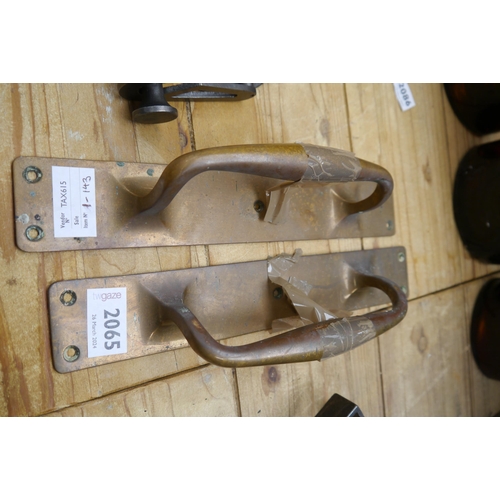 2065 - A pair of Edwardian brass push handles