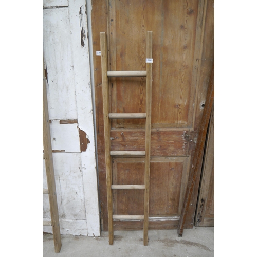 2089 - A pine five tread towel rail ladder