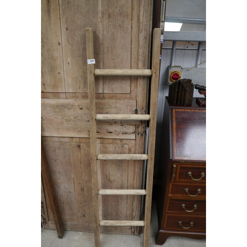 2091 - A pine five tread towel rail ladder