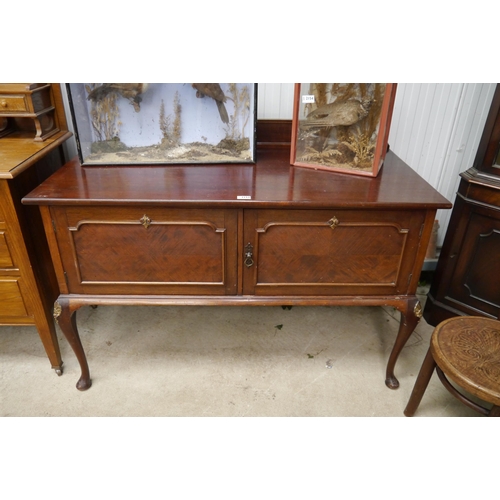 2152 - A mahogany serving table, glass gallery, twin door, outswept legs, shell carvings to knees   (R) £30