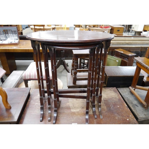 2172 - A mahogany nest of three tables, turned legs, oval form