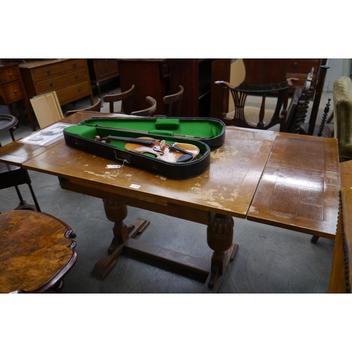 2182 - A 1940's oak drawleaf dining table top a/f