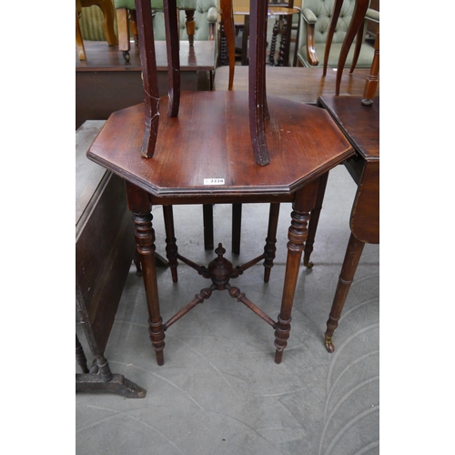 2228 - An 19th Century walnut lamp table