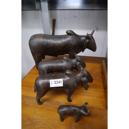 2241 - A family of brass cows (4)