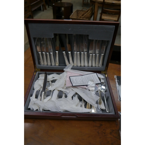 2252 - An unused cased canteen of cutlery