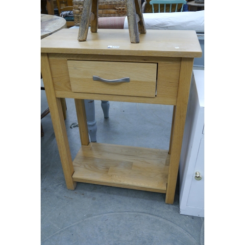 2272 - An oak single drawer side table