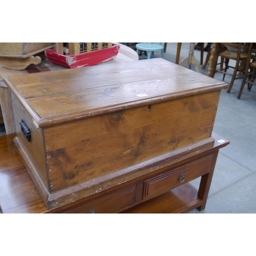 2278 - A Victorian waxed pine blanket box