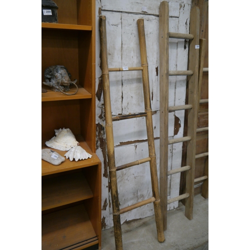 2075 - A bamboo towel rail ladder   (R) £15