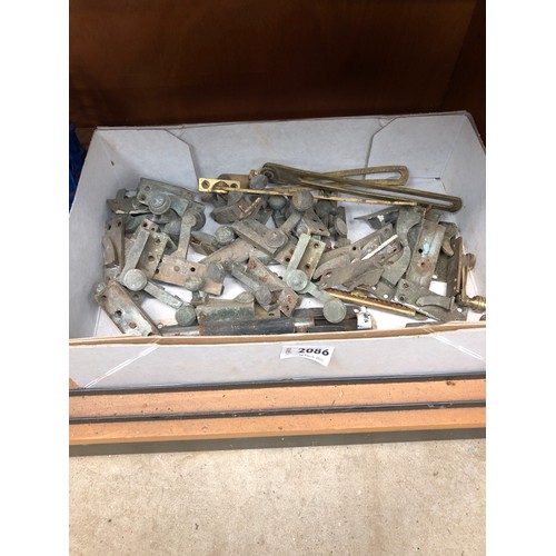 2086 - A box of 19th bronze window catches and hinges