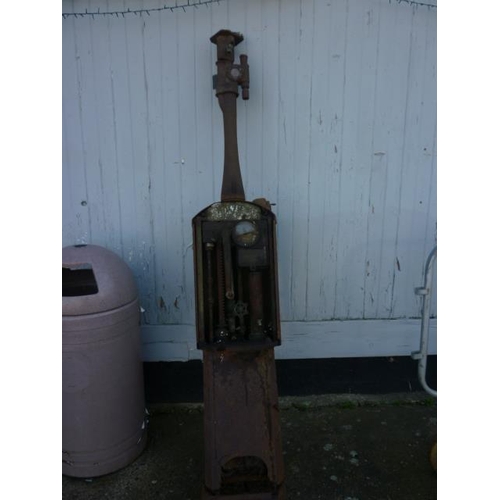 3519 - A Vintage fuel station pump