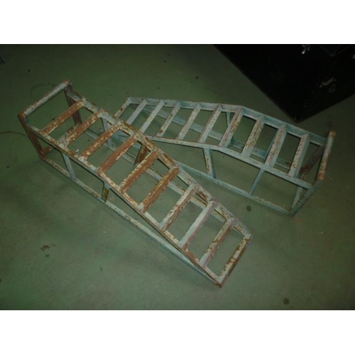 3509 - A pair of car ramps