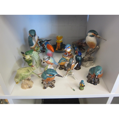 1439 - A quantity of ceramic and enamel bird figurines, Kingfisher, etc, some a/f