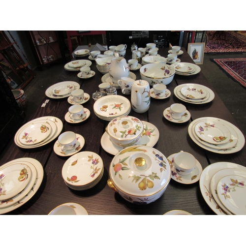 1095 - A large quantity of Royal Worcester 