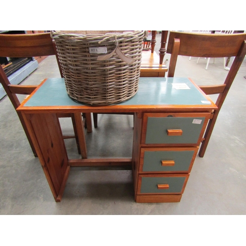 2286 - A modern pine single pedestal desk with three drawers and two chairs