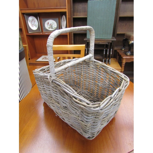 2320 - A wicker shopping basket      (E) £10-15