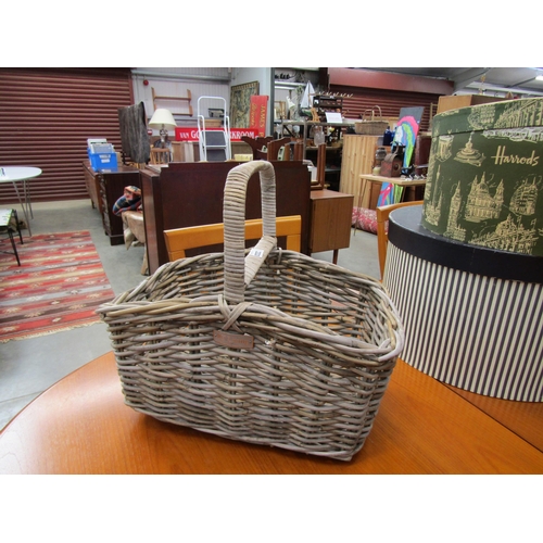 2320 - A wicker shopping basket      (E) £10-15