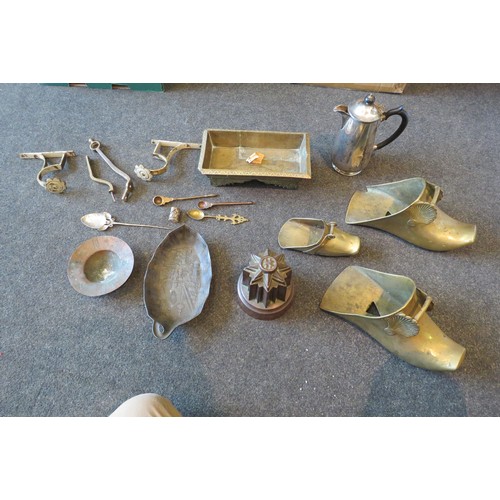 1131 - A box of metal ware to include a 19th Century copper jelly mould. (Part lot in cabinet)