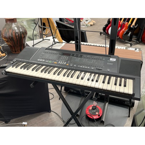 1078 - A Technics KN400 keyboard with pedal and stand