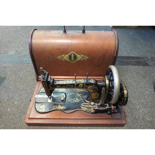 1085 - A Singer sewing machine in wooden case