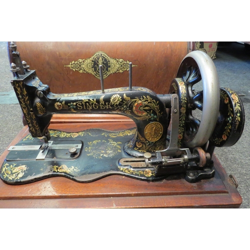 1085 - A Singer sewing machine in wooden case